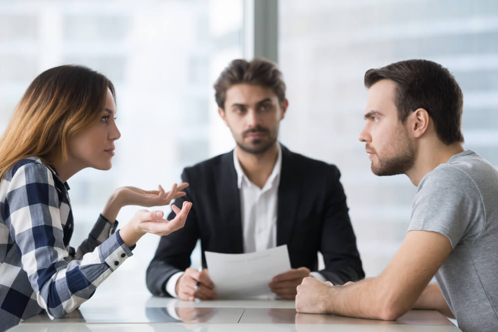 Un couple marié énervé et malheureux qui se dispute dans un bureau d'avocat divorce, des conjoints de famille en colère se sont séparés, ayant un désaccord sur la rupture et le règlement du divorce, le concept de séparation légale.