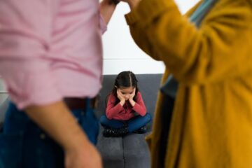 Un enfant triste et déprimé qui se sent au milieu de ses parents se bat pour la garde de ses enfants après le divorce.