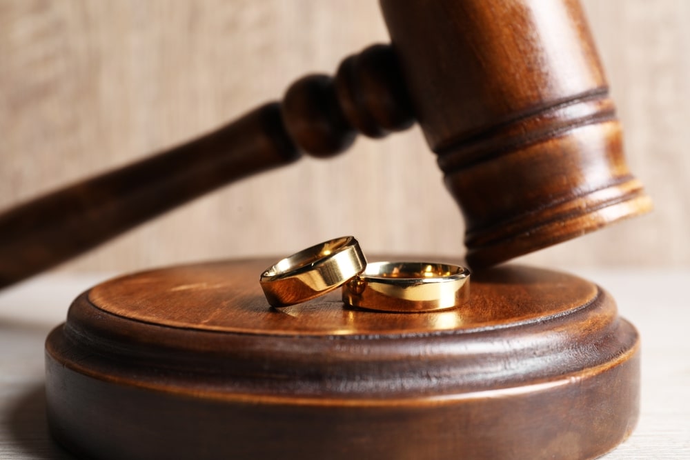 Tout savoir sur la séparation et le divorce : procédures et implications légales pour les couples mariés